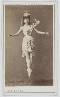 Portrait de Solari, danseuse au Théâtre de la Gaîté, dans le Ballet d'Orphée aux Enfers. Grob Ulric. Musée Carnavalet. Sous licence Creative Commons Zero.